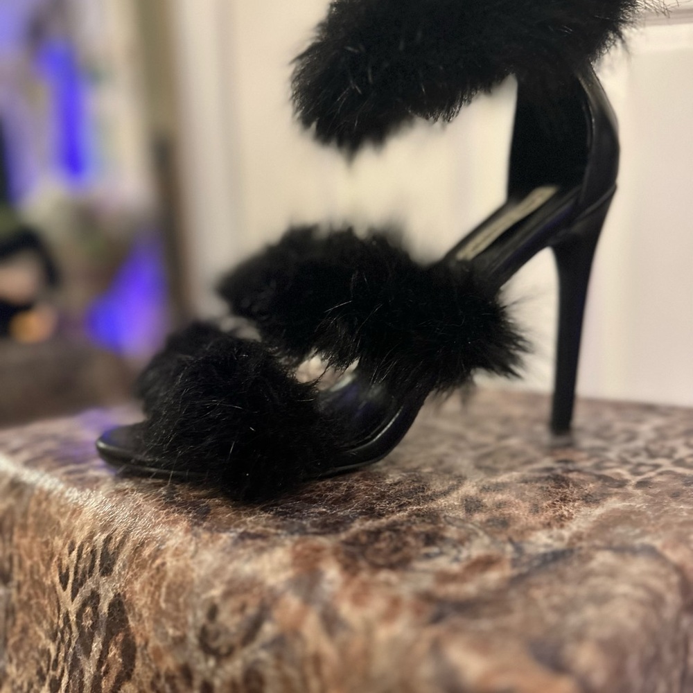 Cape Robbin Wild and Sexy Black Faux Fur Strap Heels Women’s Sz 8.5